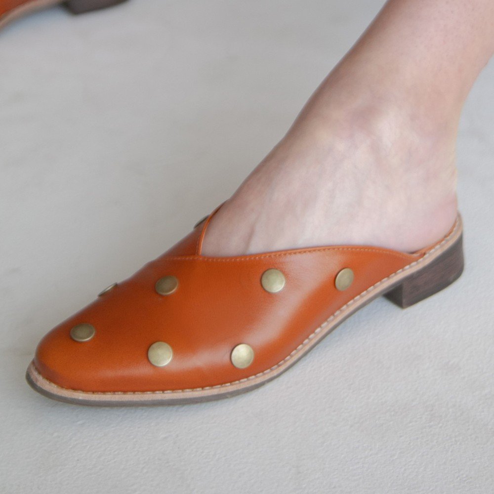 Mule Couro Tachas