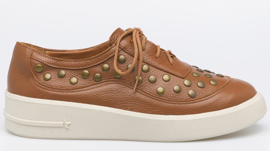 tenis tachas caramelo 10