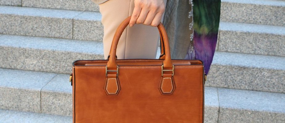 Como limpar bolsa de couro e deixar ela impecável por mais tempo!