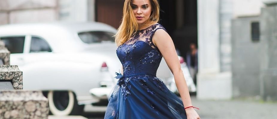 Sandália para vestido azul marinho na gatza!