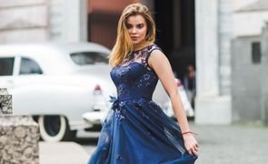 mulher com vestido azul