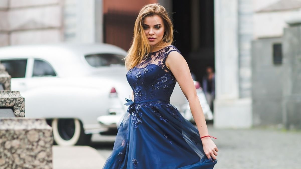 mulher com vestido azul