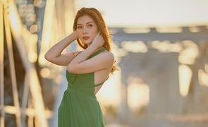 mulher de vestido verde