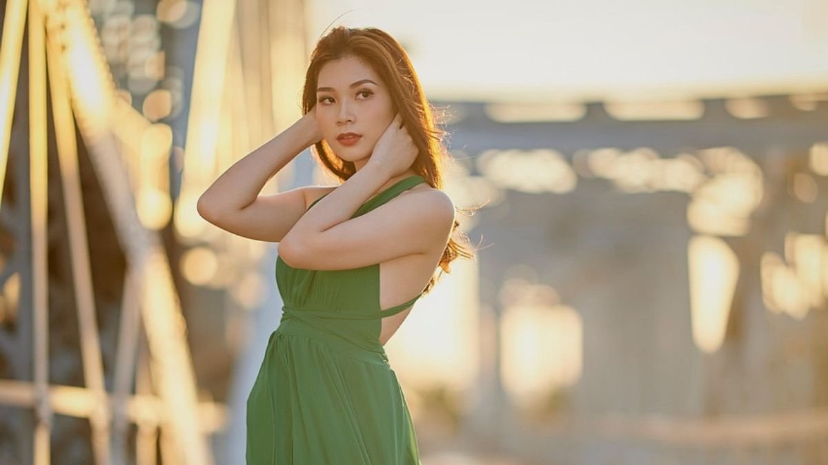 mulher de vestido verde