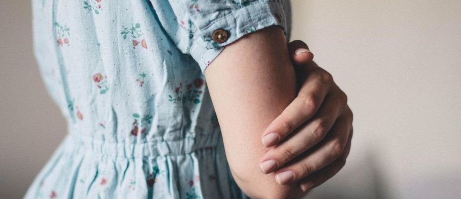 Que cor de sandália usar com vestido azul claro?