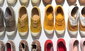 pares de sapatos um do lado do outro