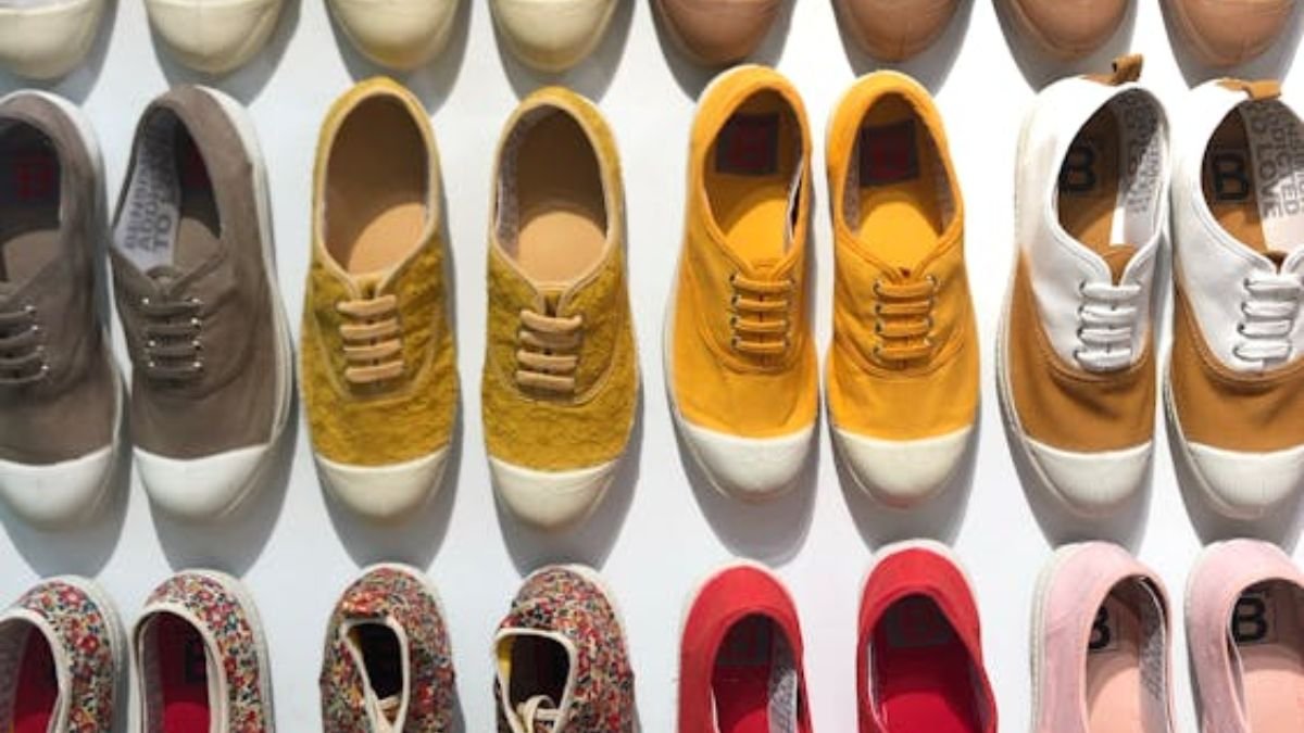 pares de sapatos um do lado do outro