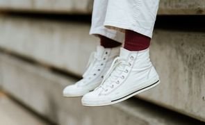 mulher com sapatos branco