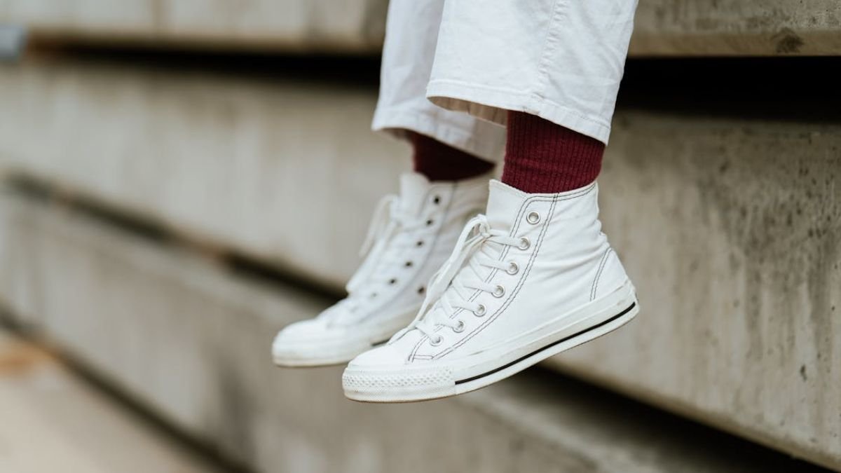 mulher com sapatos branco