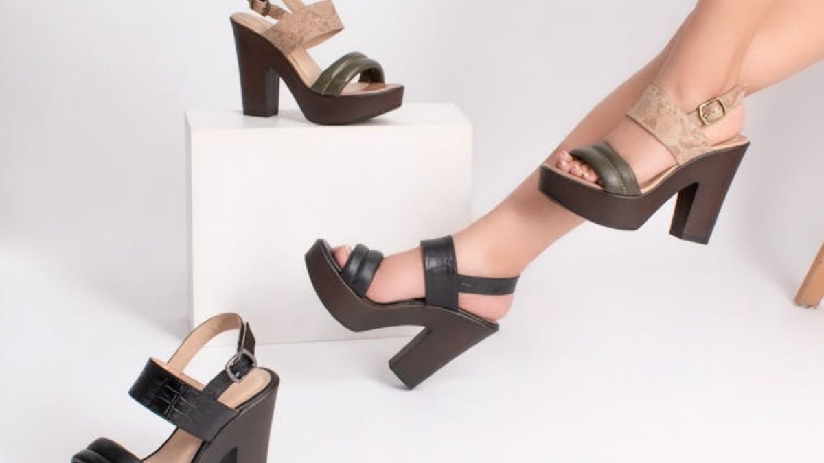 mulher com sandalia no pe