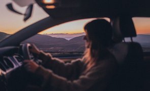 mulher viajando de carro