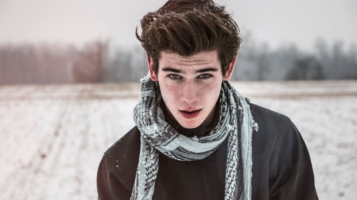 garoto na neve