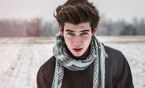 garoto na neve