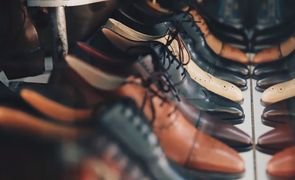 sapatos de couro guardados