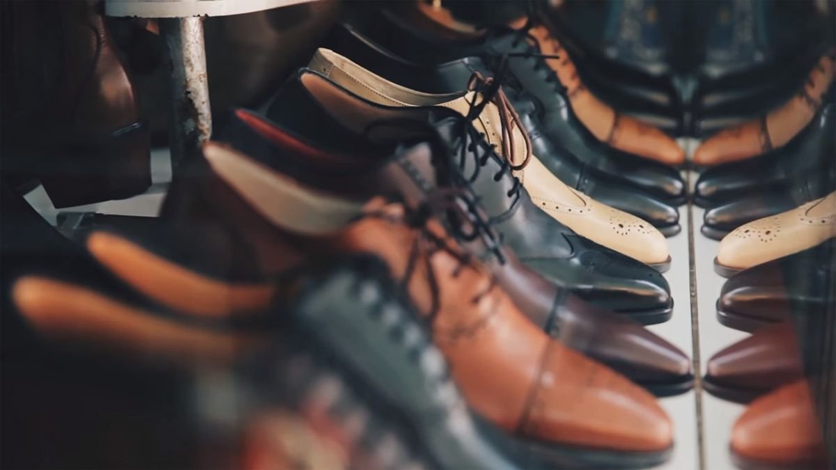 sapatos de couro guardados