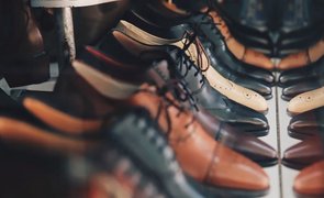 sapatos de couro guardados