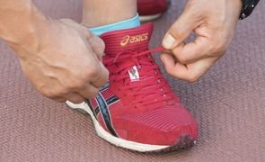 homem amarrando cadarco