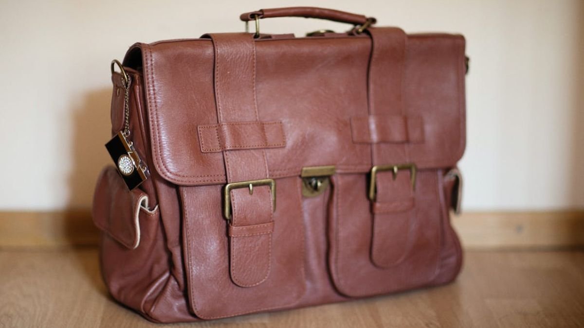 bolsa de couro no chao