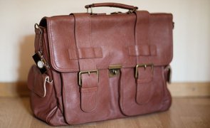bolsa de couro no chao