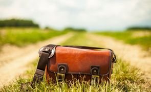 bolsa de couro em cima de grama