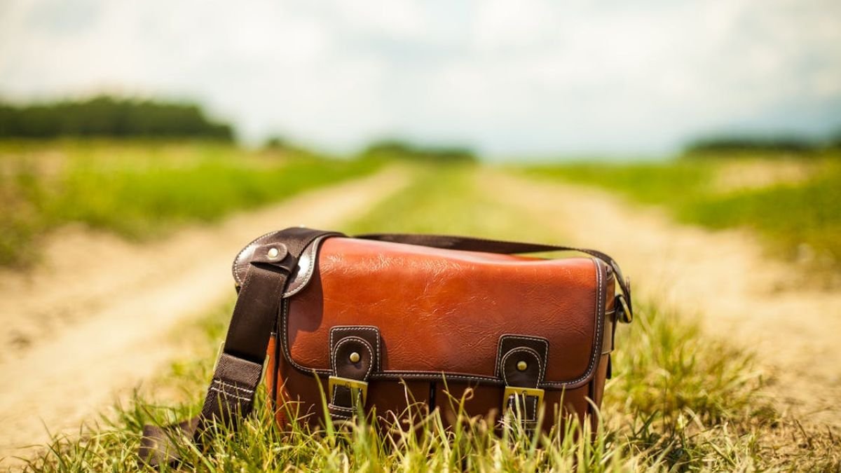 bolsa de couro em cima de grama