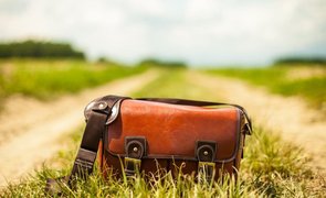 bolsa de couro em cima de grama