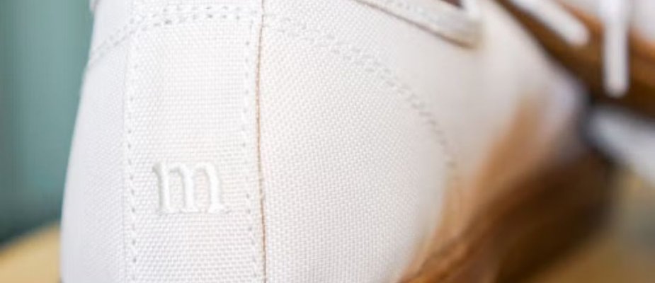 Como limpar tênis branco de lona: Aprenda a remover manchas e manter o calçado bonito por mais tempo! Como limpar tênis branco de lona: Aprenda a remover manchas e manter o calçado bonito por mais tempo!